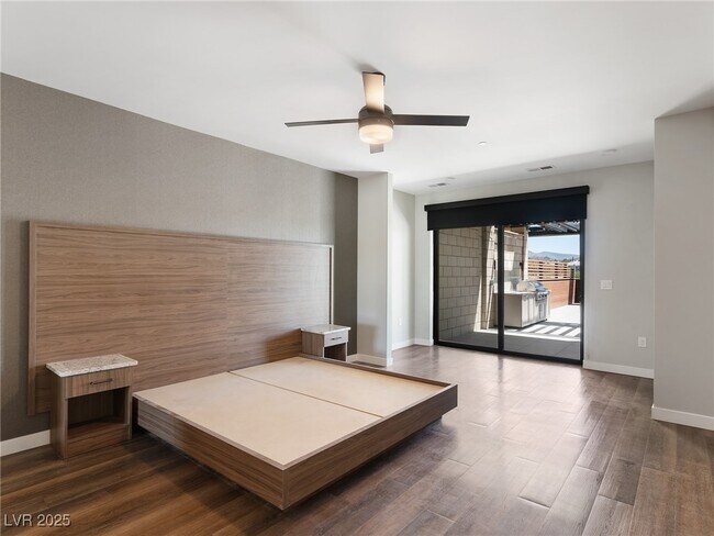 Foto del edificio - 2460 E Serene Ave