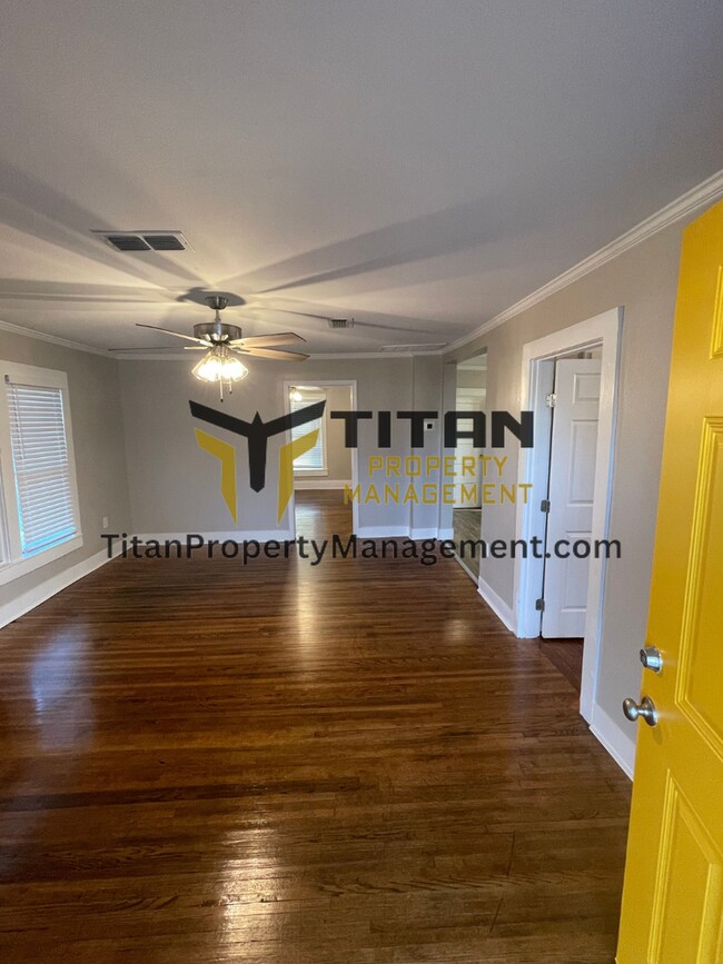 Building Photo - Recently Remodeled Downtown Charmer!
