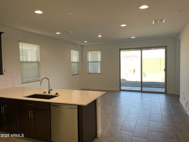 Foto del edificio - 16828 W Evergreen Rd