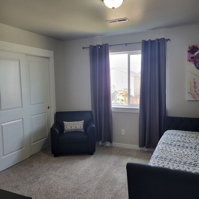 Foto del edificio - 3 Bed 2.5 Bath in Belgrade