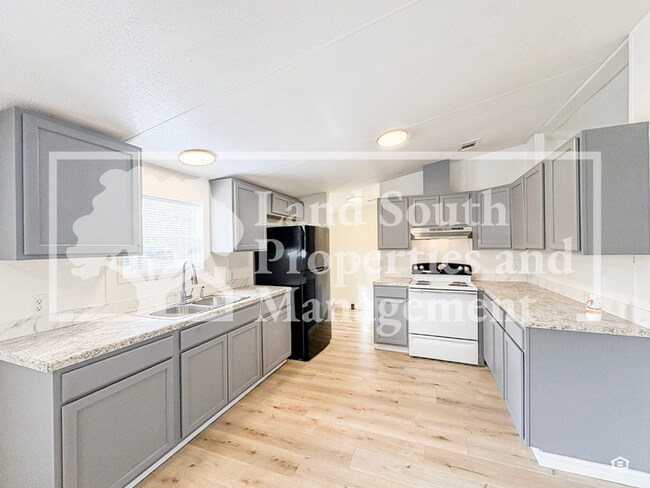 Building Photo - 4833 Myrtle View Dr N