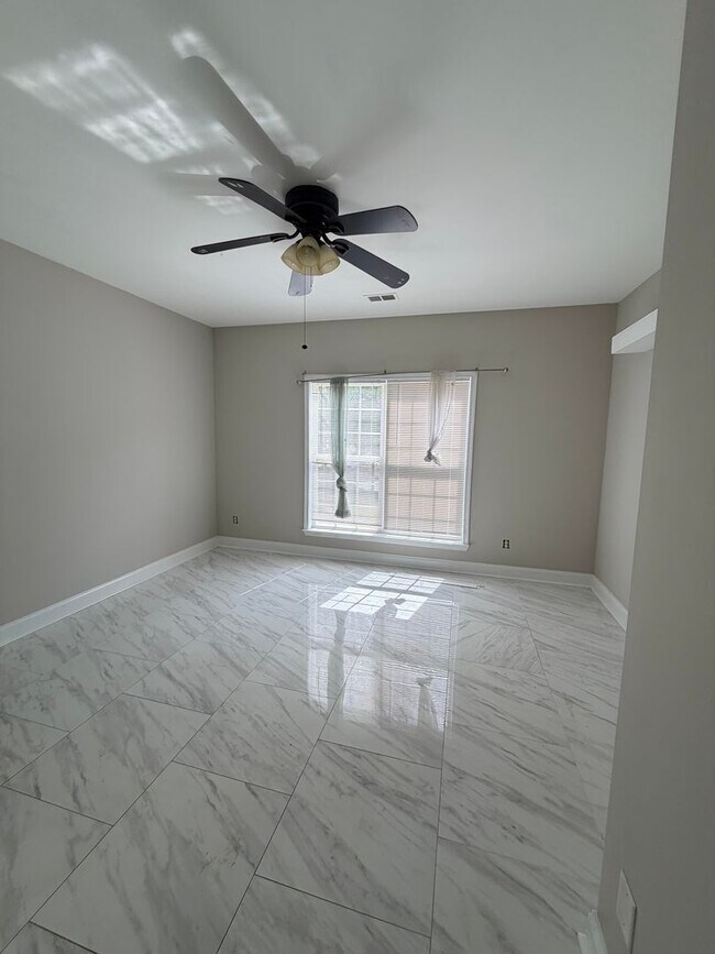Building Photo - 455 Roland Manor Dr