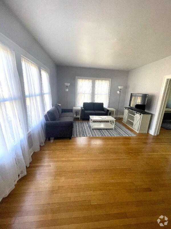 Los Angeles HeightsKeystone Apartments for Rent with Hardwood Floors