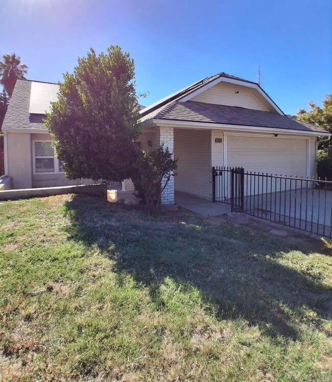 Building Photo - 2521 N Selland Ave