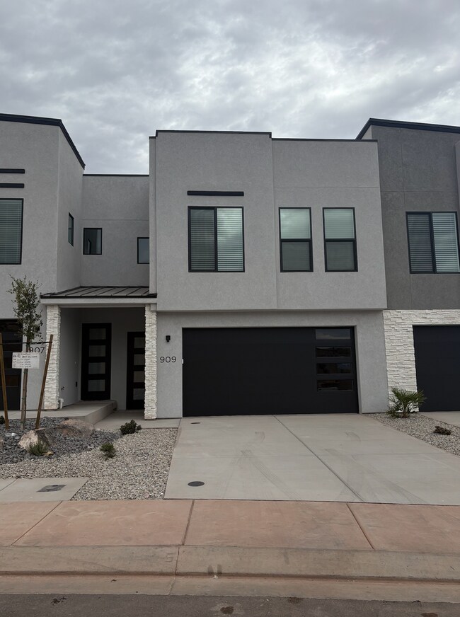 Foto del edificio - Brand New Townhome – Internet Included