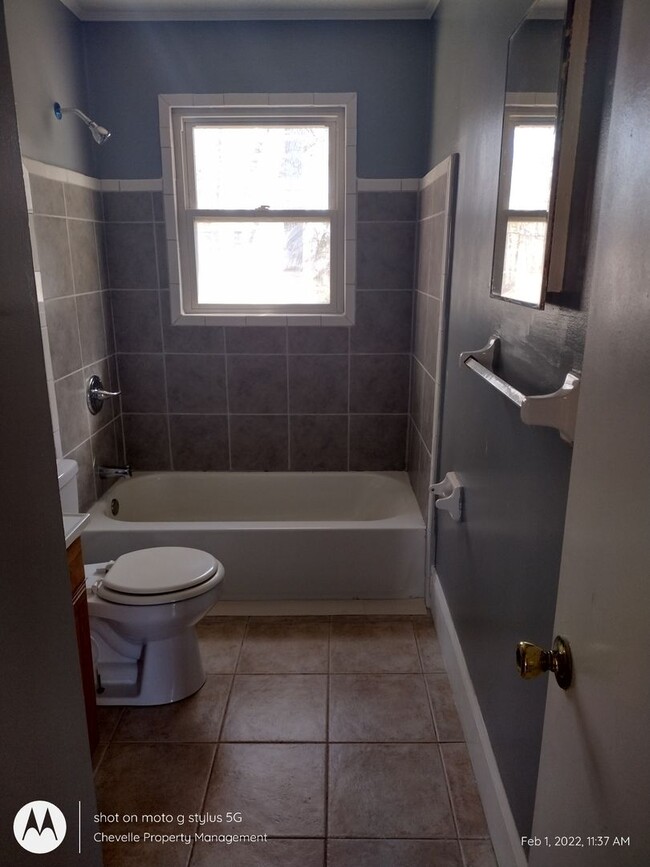 Building Photo - Large Yard, Gorgeous 4 bedroom 2 bath