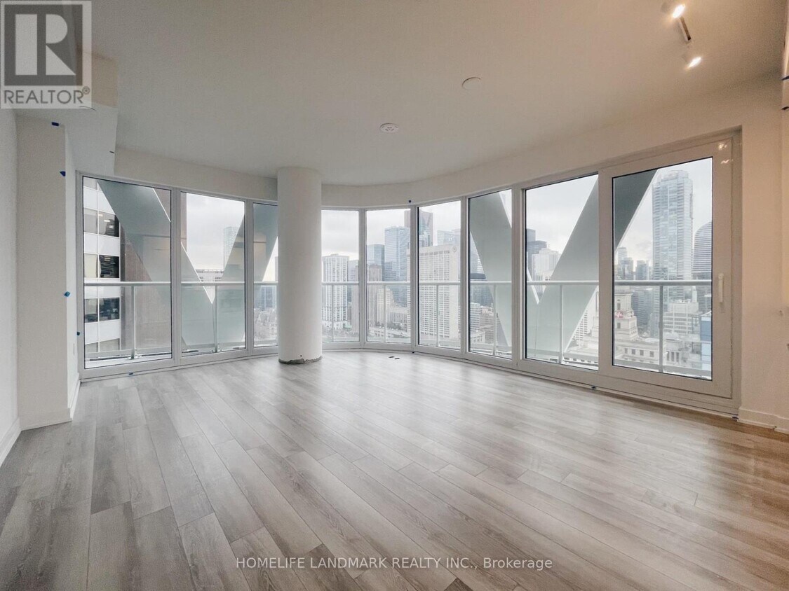 Photo principale - 230-2230 Simcoe St