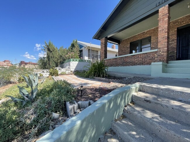 Building Photo - 1518 Lawton Dr