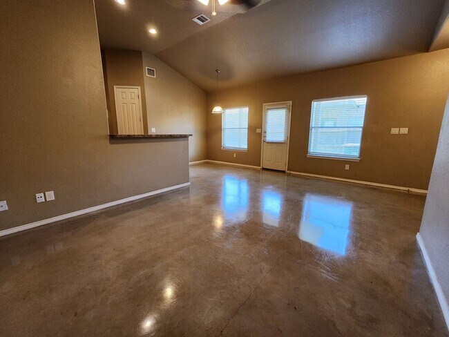 Building Photo - 2 Weeks Free Rent / 3/2/2 Duplex / Stained Concrete Floors / Refrigerator / Fenced in Backyard / ...
