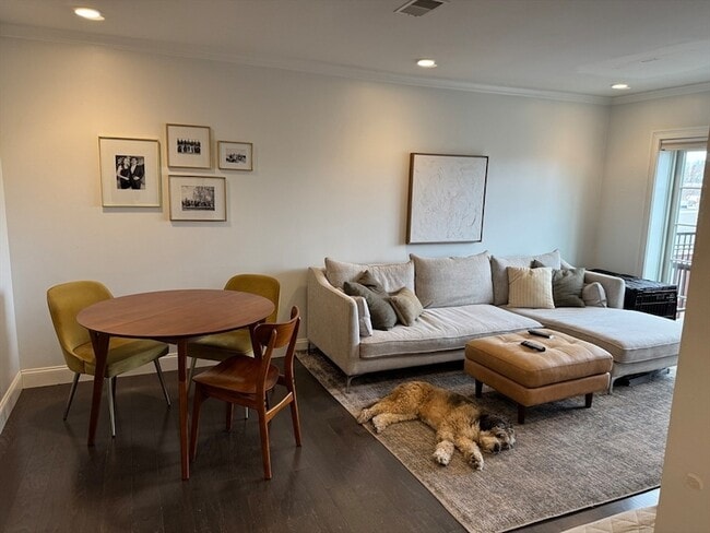 Building Photo - 728 E Broadway