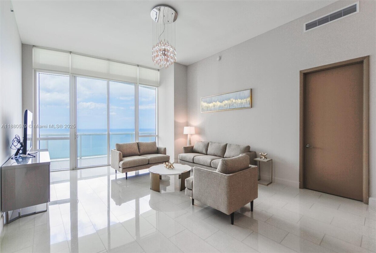 Foto principal - 15901 Collins Ave