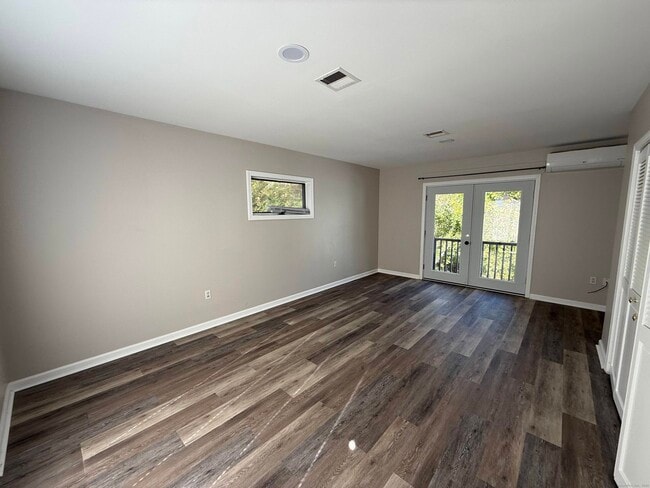 Building Photo - 1752 Farmington Ave