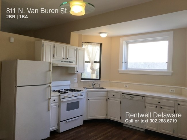 Building Photo - 811 N Van Buren St