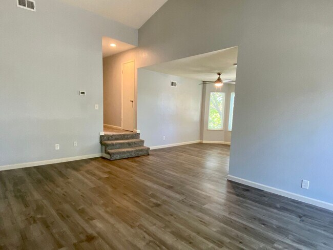 Building Photo - Updated 3 Bedroom 2 Bath Upstairs Condo in...