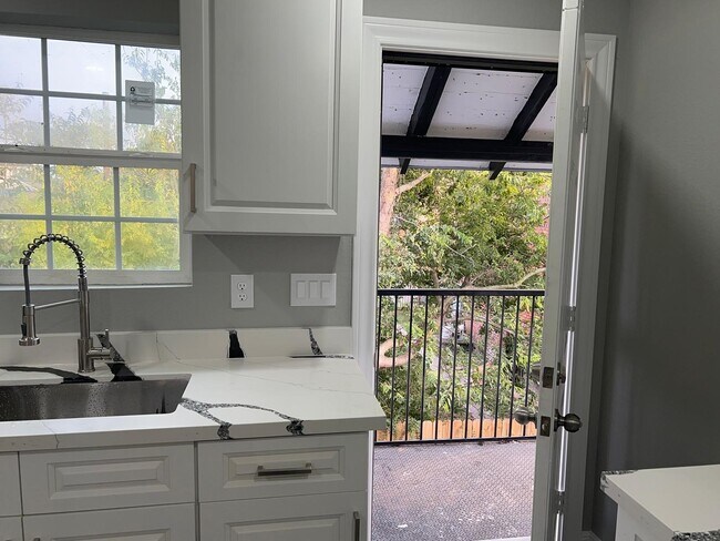 Foto del edificio - 4011 Delano St