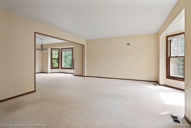 Building Photo - 283 Tanglewood Dr