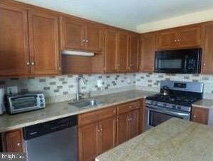Primary Photo - 20 Chestnut Commons Ct