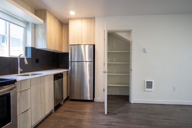 Foto del edificio - Contemporary 1-Bedroom Flat w/ DW + W/D Ready Late August!