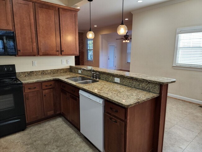Building Photo - Future rent price $3300 ($3650 with 6 appl...
