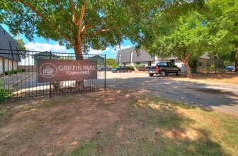 Building Photo - 1227 Lakecrest Dr