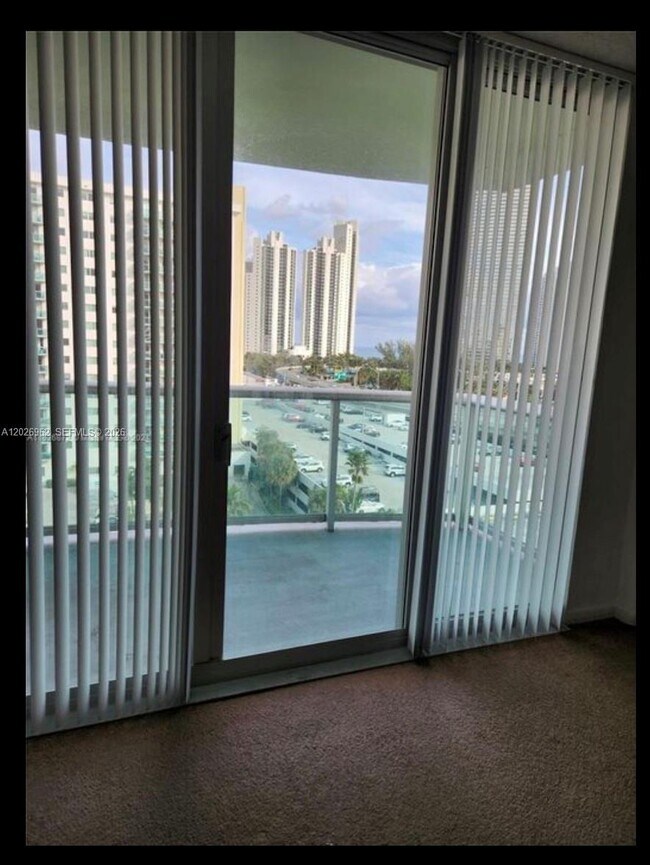 Foto del edificio - 19390 Collins Ave