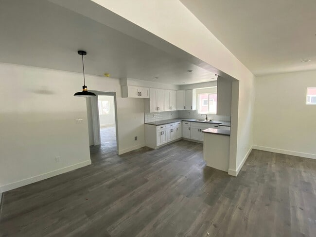 Building Photo - 150 N Roberto Ave