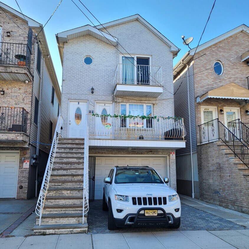 Middle Floor/Parking Available - 4707 Broadway