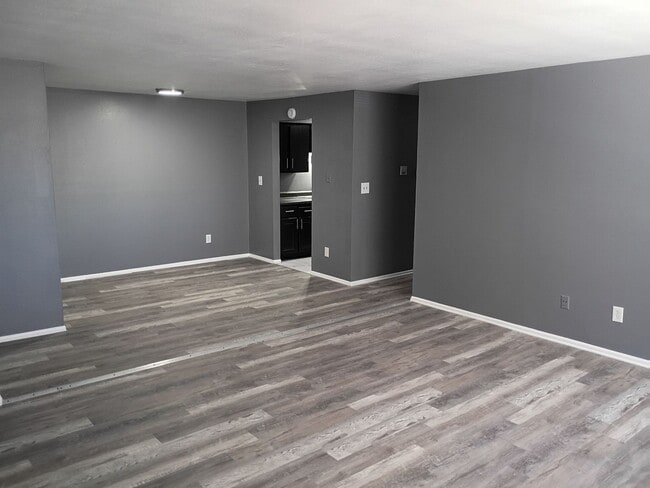 Building Photo - Updated 2BR Apartment | Heat Included | Kenosha Location