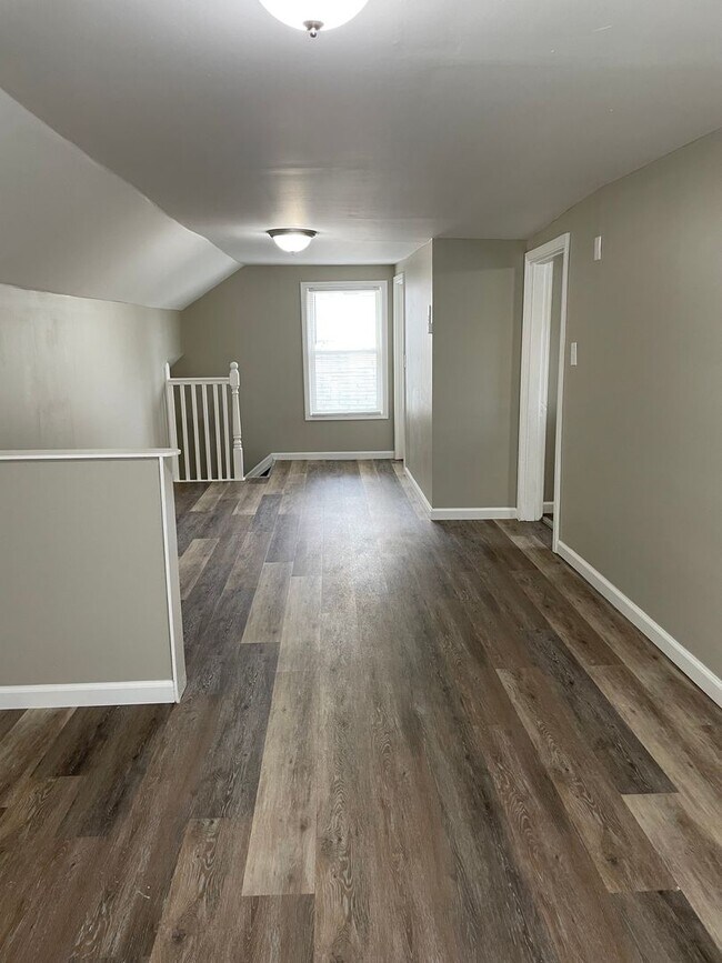 Foto del edificio - 218 E 7th St