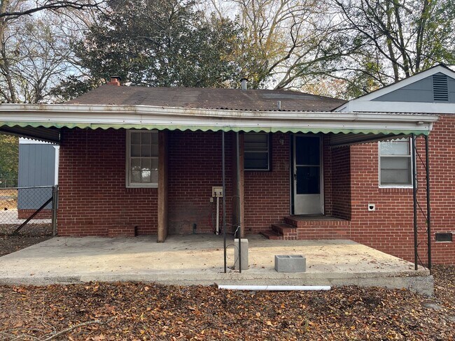 Foto del edificio - **ON HOLD**3 Bedroom / 1 Bathroom Home for...