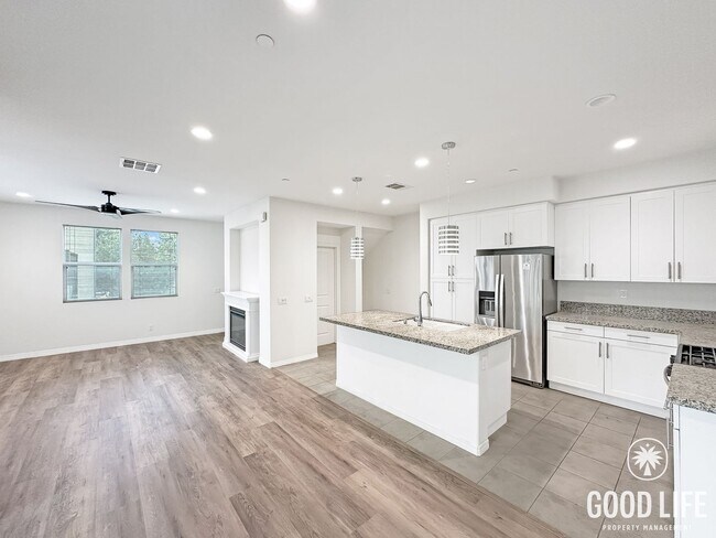 Foto del edificio - Fully Renovated 2BR/2.5BA Anaheim Home w/ 2-Car Attached Garage, Balcony, Pool & In-Unit Laundry