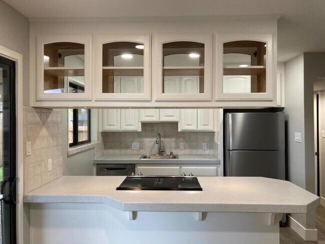 Building Photo - 502 Oak Ridge Dr