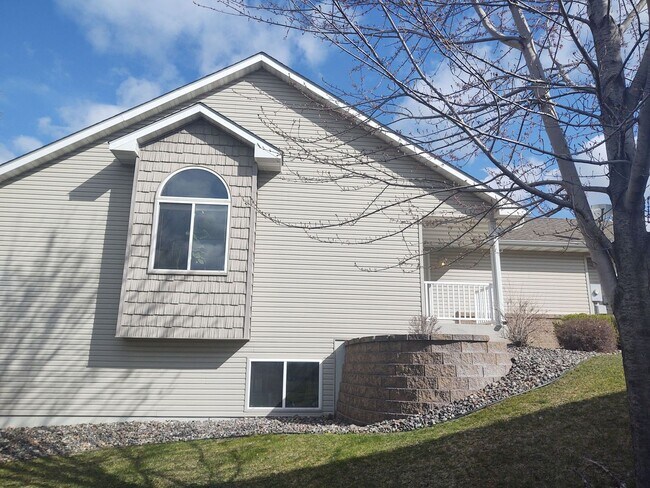 Building Photo - End Unit Walk-Out Rambler Style Town Home ...