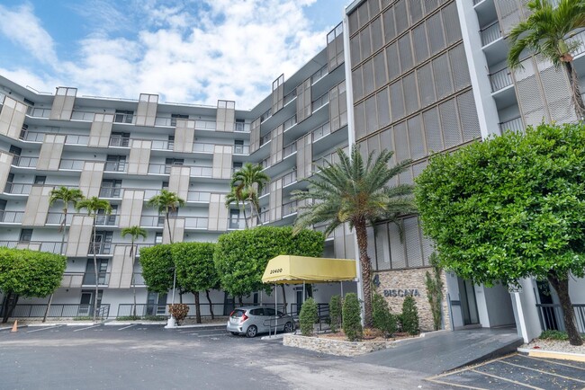 Building Photo - 20400 W Country Club Dr