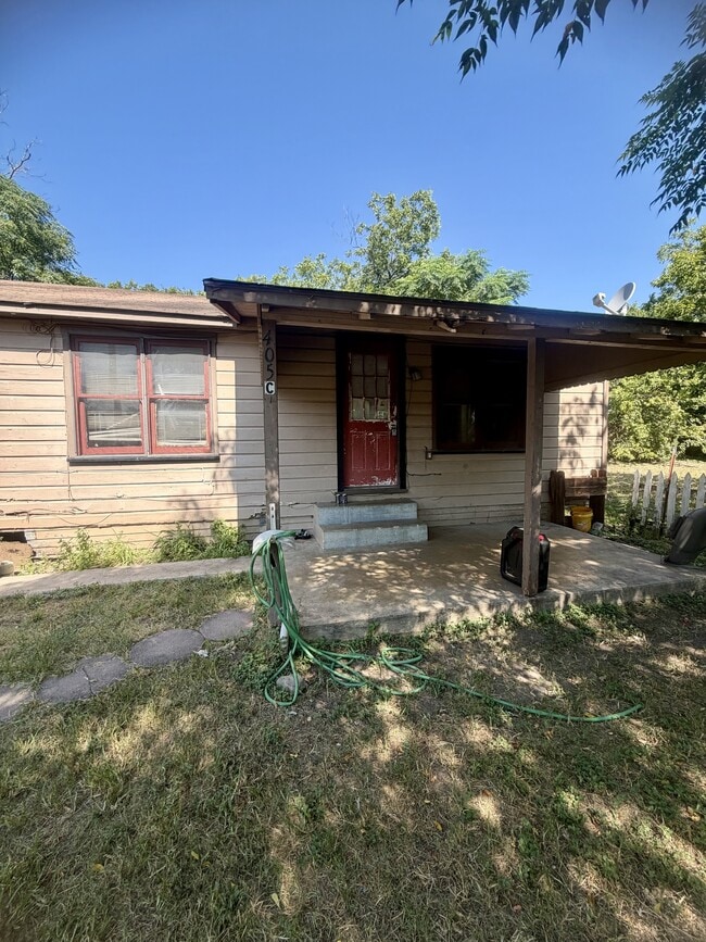 Building Photo - 405 N Burleson St