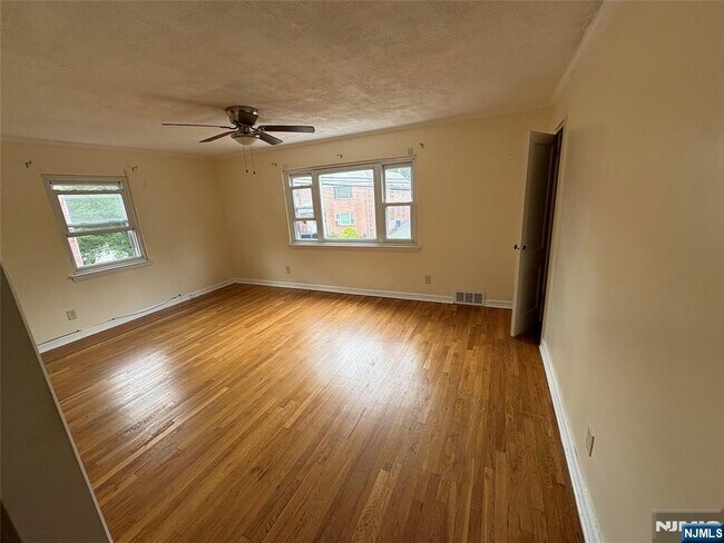 Foto del edificio - 138 Midland Pl