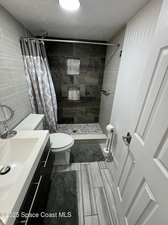 Building Photo - 137 Bristol Ct