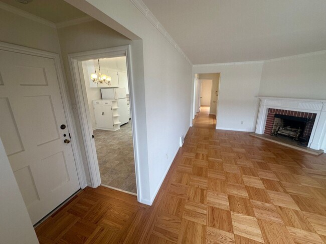 Building Photo - Spacious 2BR House w/ Laundry and Backyard...