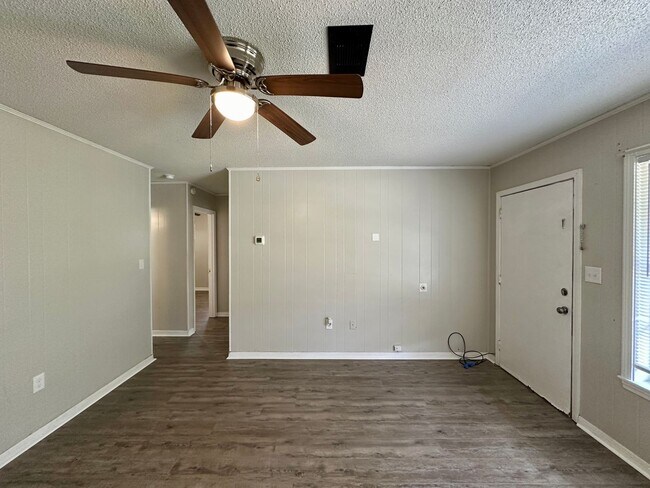 Building Photo - 2 bedroom 1 bath duplex for rent off E. Ol...