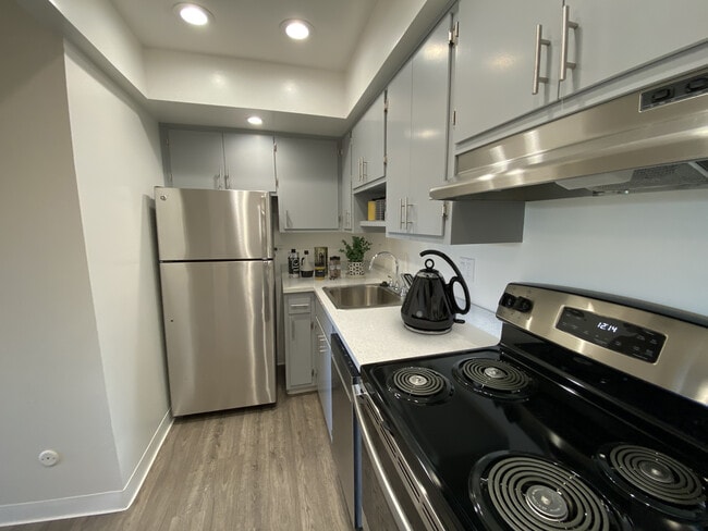 Building Photo - Castlemont Arms Apartments