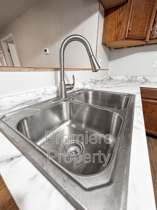 Building Photo - 1027 E Stone St