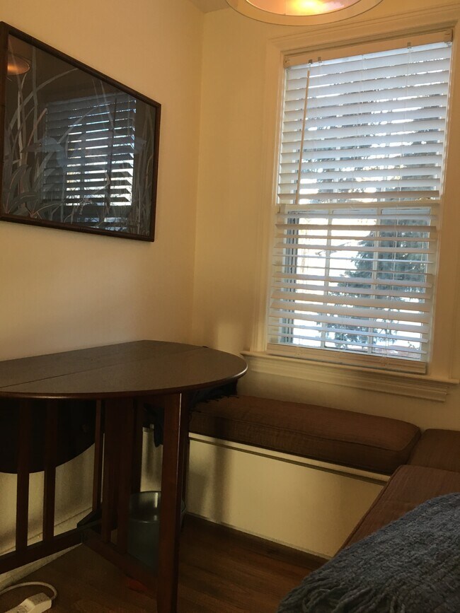Zona de estar con mesa redonda totalmente plegable (con extensiones abatibles). - 555 Saulsbury St
