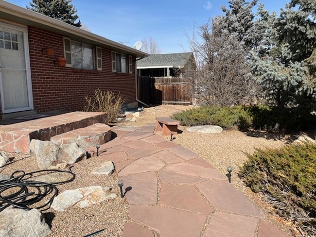 Foto del edificio - Lovely 5-bedroom, 2-1/2 bath home.  Centrally-located in Longmont with convenient access to shopp...