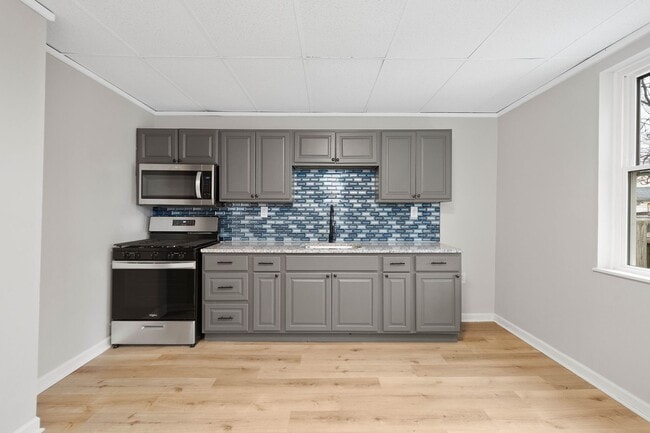 SCORE 1ST MONTH'S RENT FREE IF SIGNED BY DEC 19! Beautiful 2 bedroom home in Coraopolis available... - SCORE 1ST MONTH'S RENT FREE IF SIGNED BY DEC 19! Beautiful 2 bedroom home in Coraopolis available...