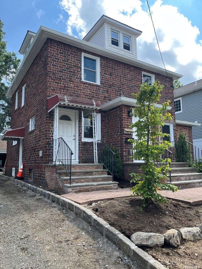 86A 5th Ave Unit 2, Westbury, NY 11590 Room for Rent in Westbury, NY