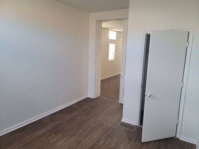 Building Photo - Buchanan Triplex
