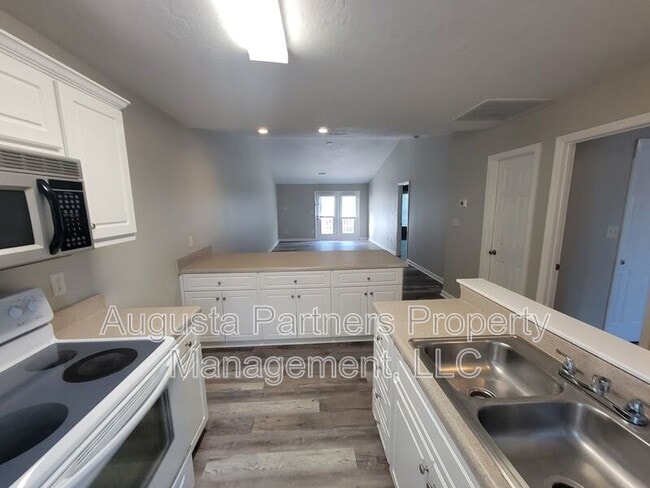 Building Photo - 1245 Longpoint Dr