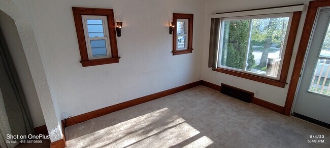 Bright sunny frontroom - 1932 S 89th St