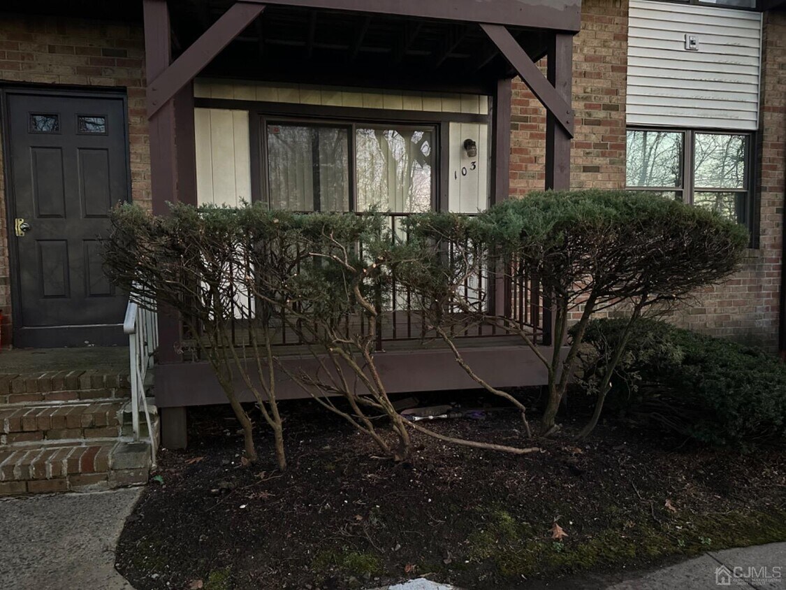 Primary Photo - 103 N Oaks Blvd