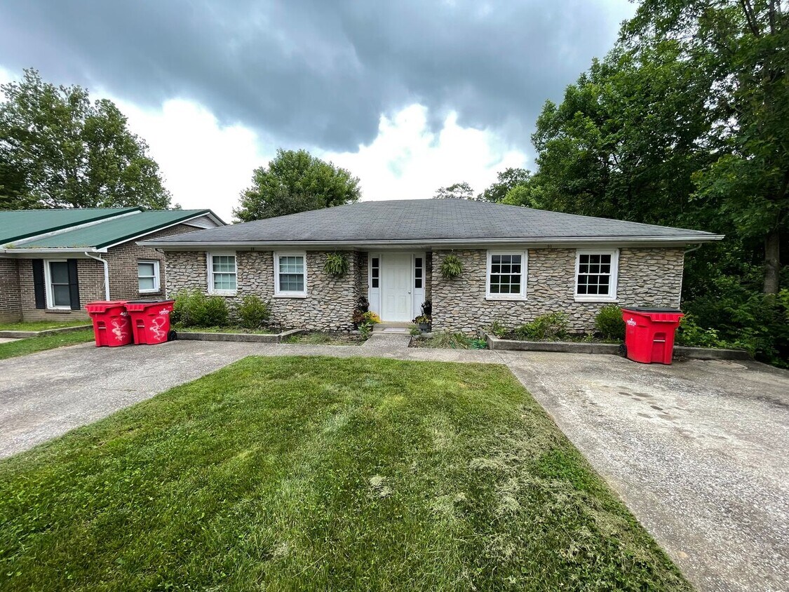 Foto principal - 91-93-93 Meadowbrook Dr